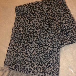 Cashmere leopard scarf